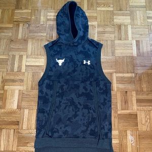 Under armour fitted sleeveless hooded sweater. Mens Medium